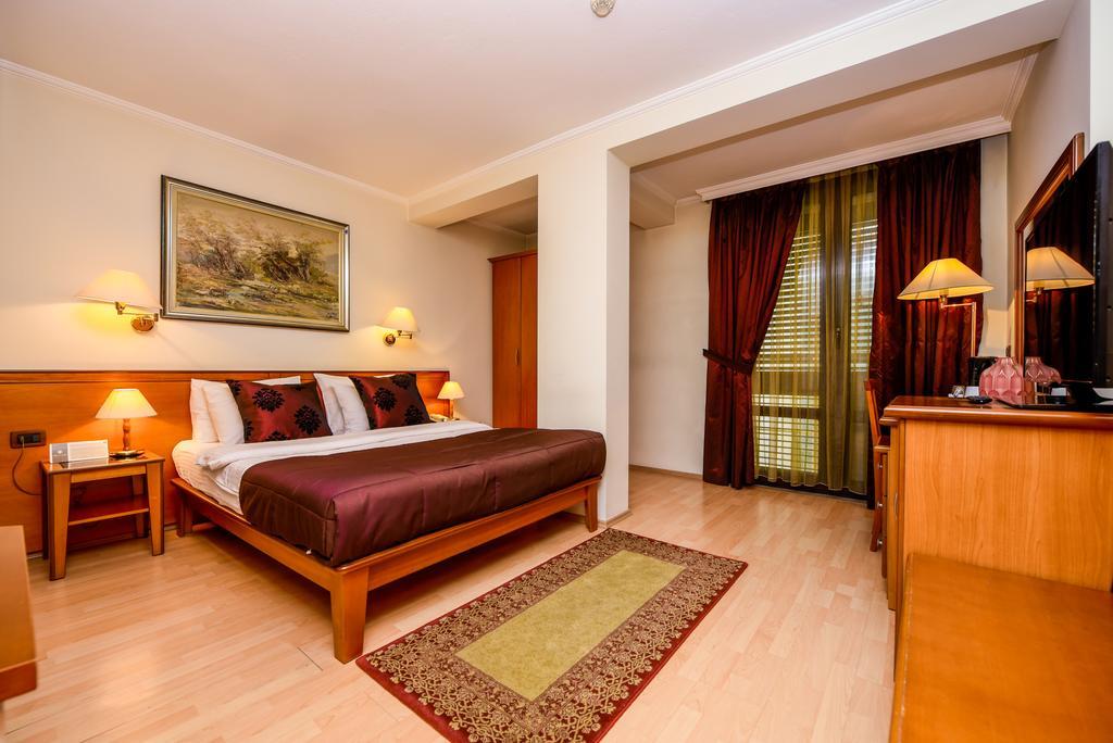 Arber Hotel Tirana Buitenkant foto